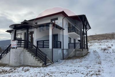 Casă individuală cu 8 camere în Dărmănești