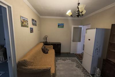 Apartament cu 3 camere semidecomandat în Km 4-5