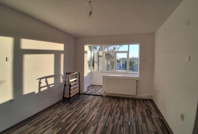 Apartament cu 2 camere semidecomandat în Podu Roș