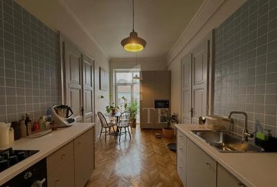 Apartament cu 3 camere semidecomandat, mobilat în Central