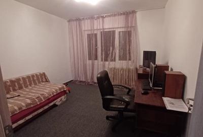 Apartament cu 3 camere semidecomandat în Pantelimon