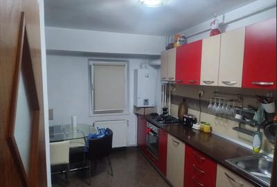 Apartament cu 3 camere semidecomandat în 13 Septembrie