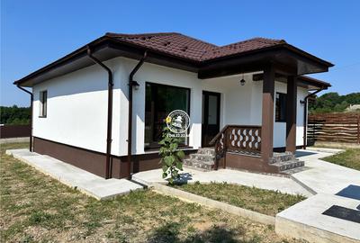 Casă cu 3 camere decomandat în Grajduri