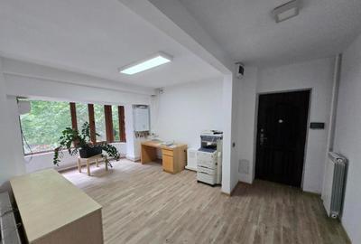 Apartament cu 3 camere semidecomandat în Unirii