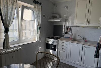 Apartament cu 3 camere decomandat, mobilat în Decebal