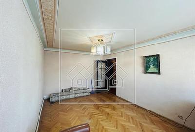 Apartament cu 3 camere decomandat în Hipodrom 4