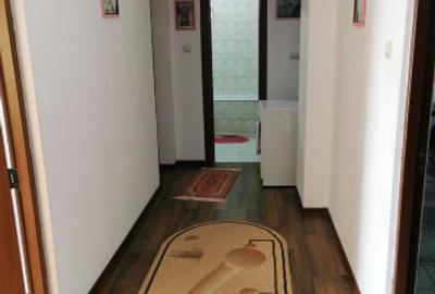 Apartament cu 3 camere semidecomandat, mobilat în Central