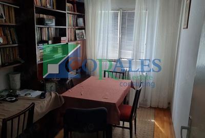 Apartament cu 3 camere decomandat în Lipovei