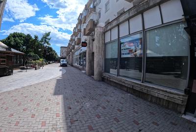 Spatiu comercial central cu vitrina generoasa din sticla - 2