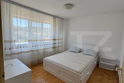 Apartament cu 3 camere semidecomandat, mobilat în Moreni