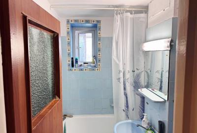 Apartament cu 3 camere semidecomandat, mobilat în Dristor