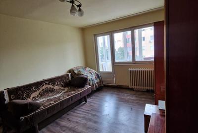 Apartament cu 3 camere semidecomandat, mobilat în Șagului