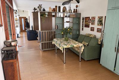Apartament cu 3 camere semidecomandat, mobilat în Central