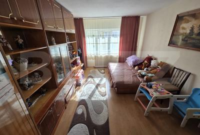 Apartament cu 3 camere decomandat, mobilat în Exterior Nord