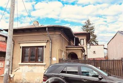 Casă individuală cu 4 camere în Central