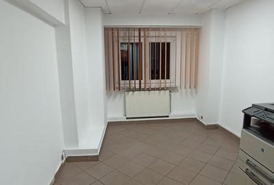Vanzare apartament 3 cam la parter cu balcon stradal zona Parc Sebastian sect 5 - 15