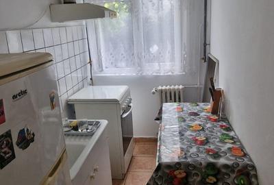 Se vinde zona Ofelia apartament din beton ,conf 2 ,etaj4/4 ,an 1976 ,pret 42000. - 2