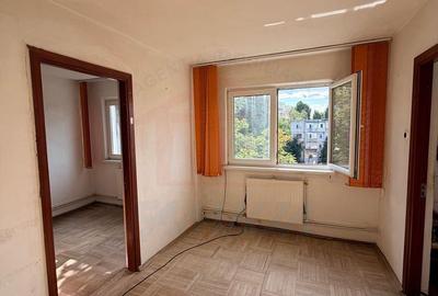 Apartament cu 3 camere semidecomandat în Micro 40