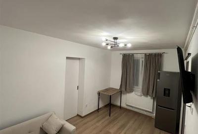 Apartament cu 3 camere semidecomandat în Tineretului