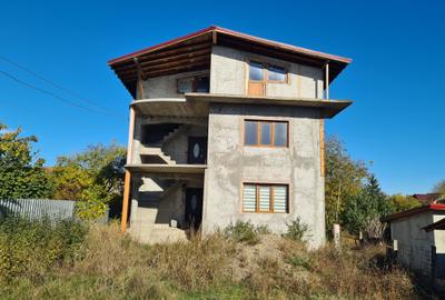 Vila P+1+M  in Adjud  zona linistita - pentru 1, 2 sau 3 familii - 1