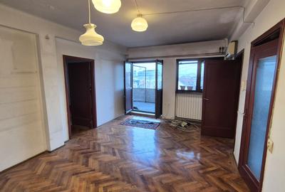 Apartament cu 3 camere semidecomandat în Calea Victoriei
