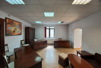 Birou, central, Ady Endre Oradea, 40 mp. 390 E neg. Comision 0 - 3