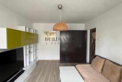 Apartament cu 3 camere decomandat în Vitan