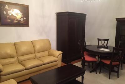 Apartament cu 3 camere semidecomandat, mobilat în Băneasa