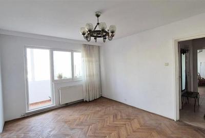 Apartament cu 3 camere semidecomandat în Astra