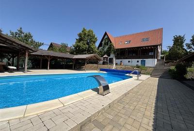 Proprietate de patrimoniu pe malul lacului Paleu - Teren 2.300 mp - piscina - Co - 1