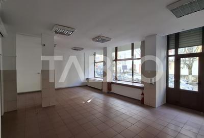 Spatiu comercial 120 mpu cu vitrina 8m si vad pietonal Valea Aurie - 1