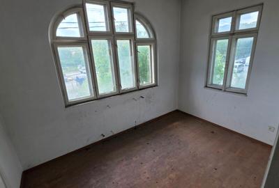 De vanzare spatiu comercial - COMARNIC la DN1 - 25