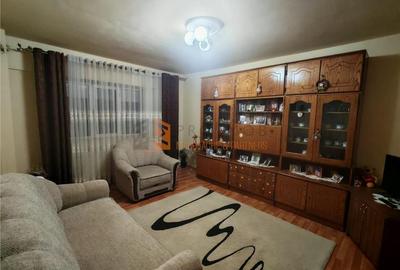 Apartament cu 3 camere decomandat, mobilat în 1 Decembrie