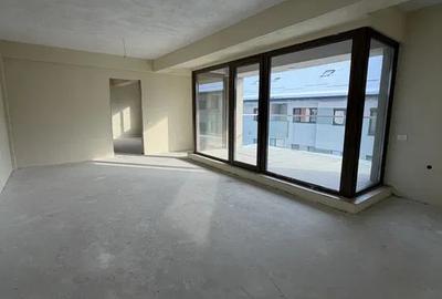 Apartament cu 3 camere semidecomandat, mobilat în Borhanci