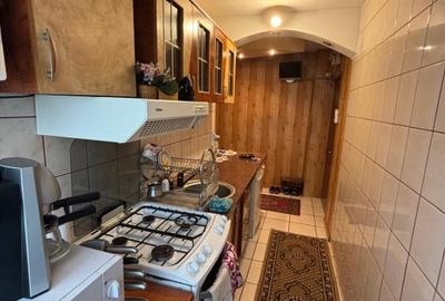 Apartament cu 3 camere semidecomandat, mobilat în Craiovița Nouă