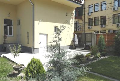Casa recent renovata  .str. Avram Iancu, curte 300 mp, 3 parcari, zona centrala - 1