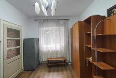 Inchiriez garsoniera la casa , zona Centrala (Str.9Mai),cu acces la o mica curte - 3