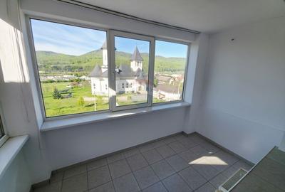 Apartament cu 2 camere de vânzare în zona 1 Mai - 7