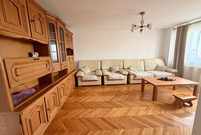 Apartament cu 3 camere decomandat, mobilat în Dacia