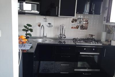 Apartament cu 3 camere nedecomandat, mobilat în Micro 9