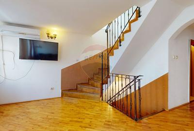 Casă individuală de vânzare | P+E+M | Central | Cristian - 12
