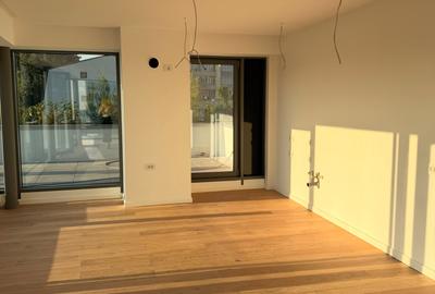 Penthouse cu 4 camere semidecomandat în Timpuri Noi