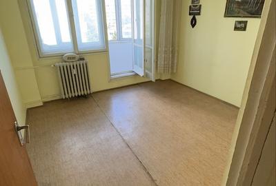 Apartament cu 3 camere decomandat în Titan