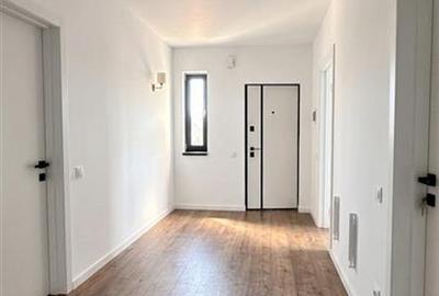Apartament cu 3 camere decomandat în Tractorul