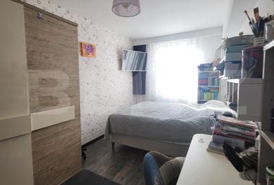 Apartament cu 3 camere semidecomandat, mobilat în Central