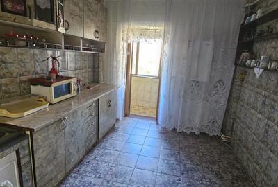 Exclusivitate ! Poarta 6 , 2 camere decomandate , etaj 2 - 1