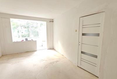 Apartament cu 3 camere semidecomandat în Micro 17