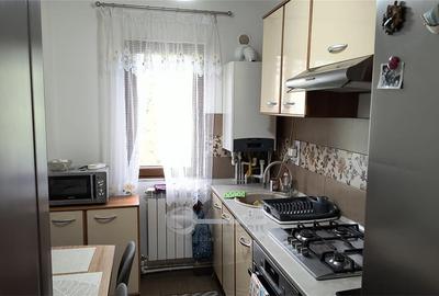 Apartament cu 3 camere nedecomandat în Podu Roș