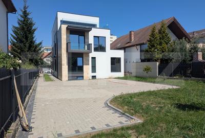 Apartament cu 4 camere decomandat în Andrei Mureșanu