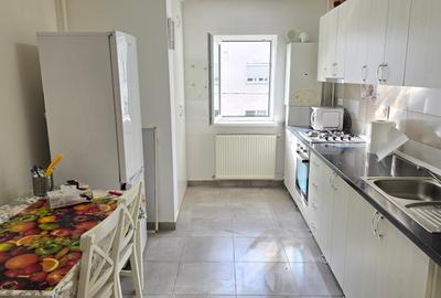 Apartament cu 4 camere decomandat în Liliacului